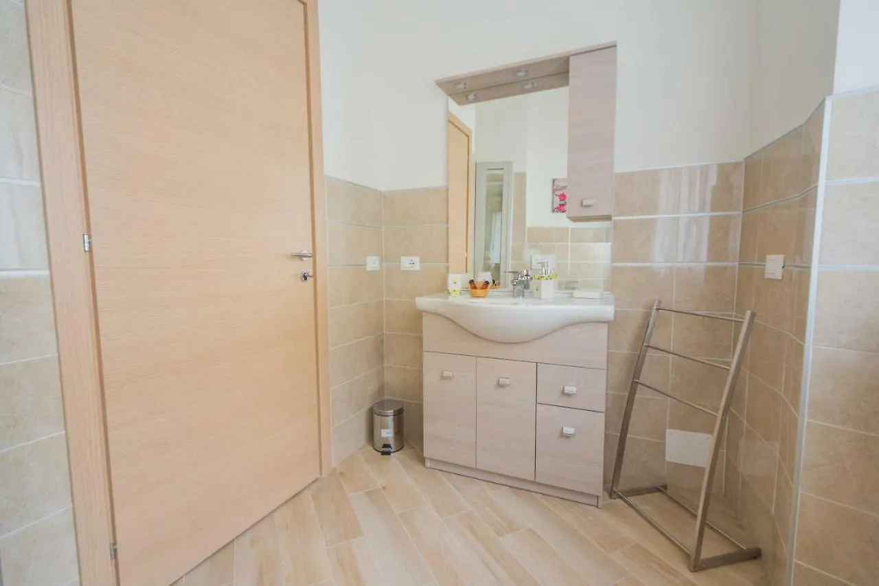 Family Apartment London Верона 0*,