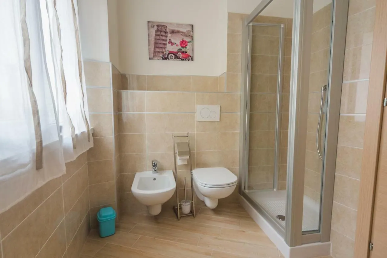 Family Apartment London Верона 0*,  Италия