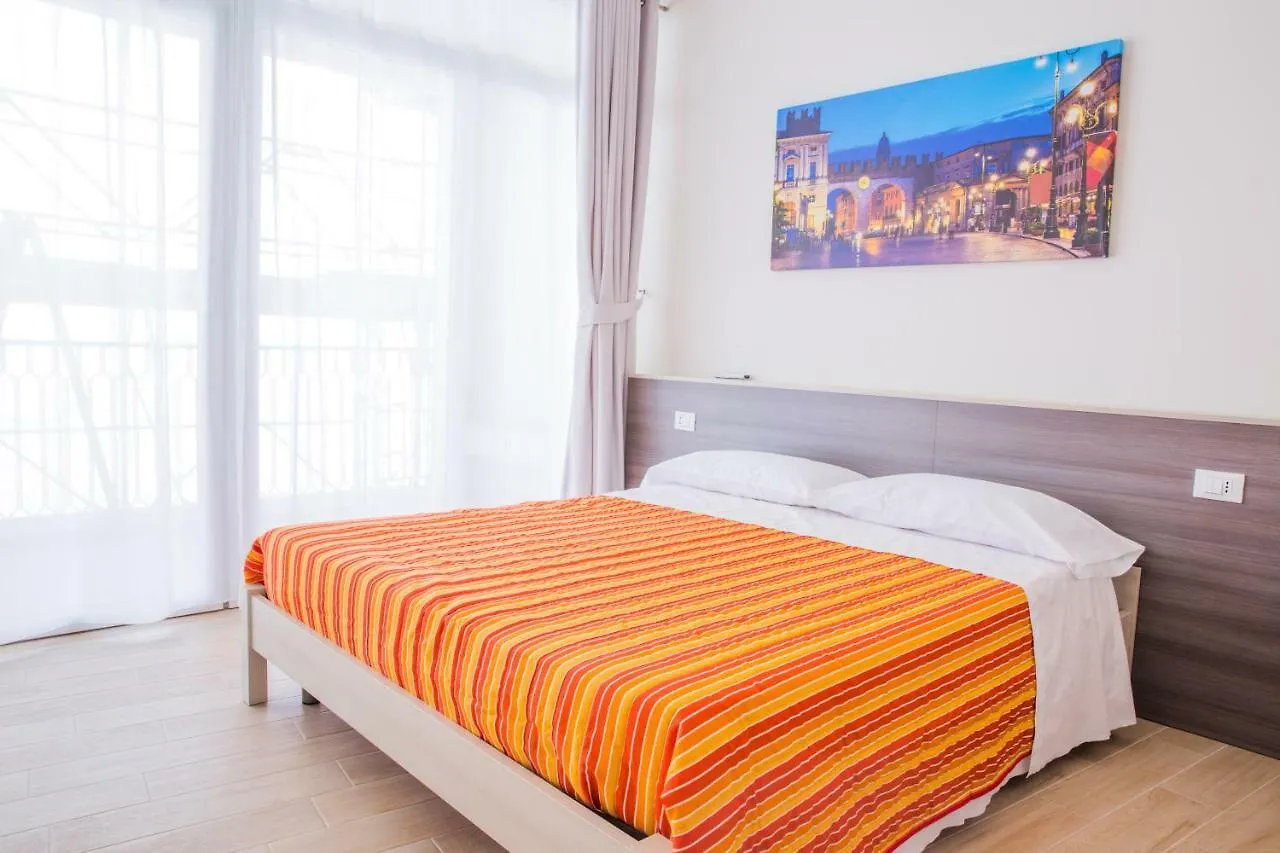 Family Apartment London Верона Италия