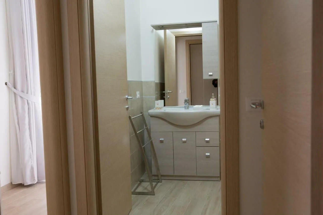 Family Apartment London Verona 0*,  Italia